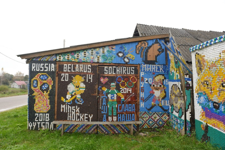 Дом обитый пластиковыми крышками 16.jpg