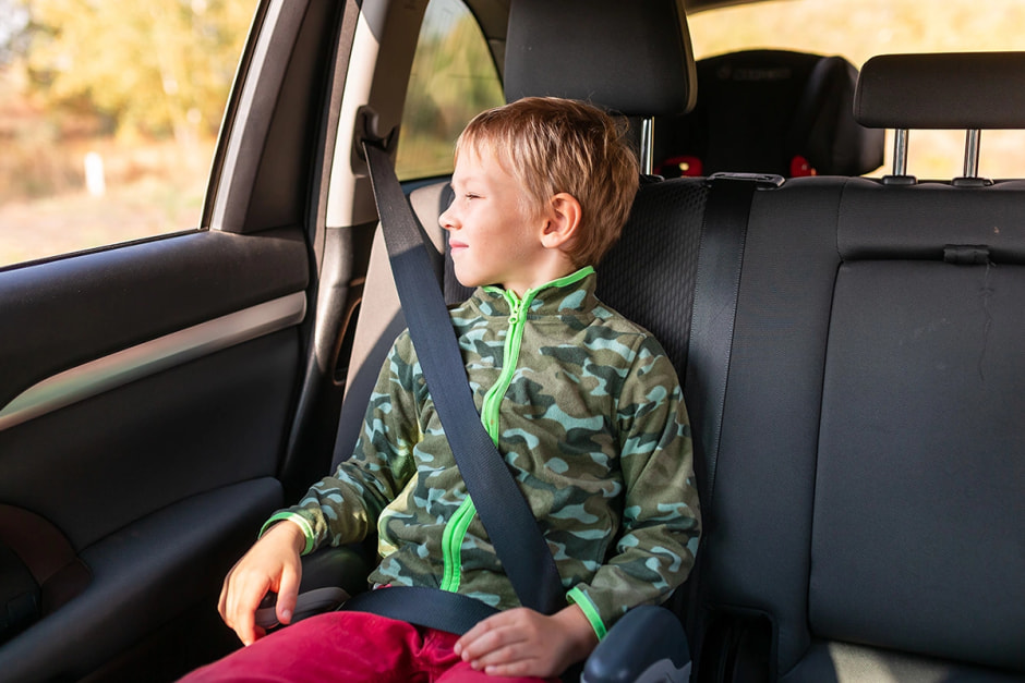 Ребенок на заднем сиденье. ремень безопасности
