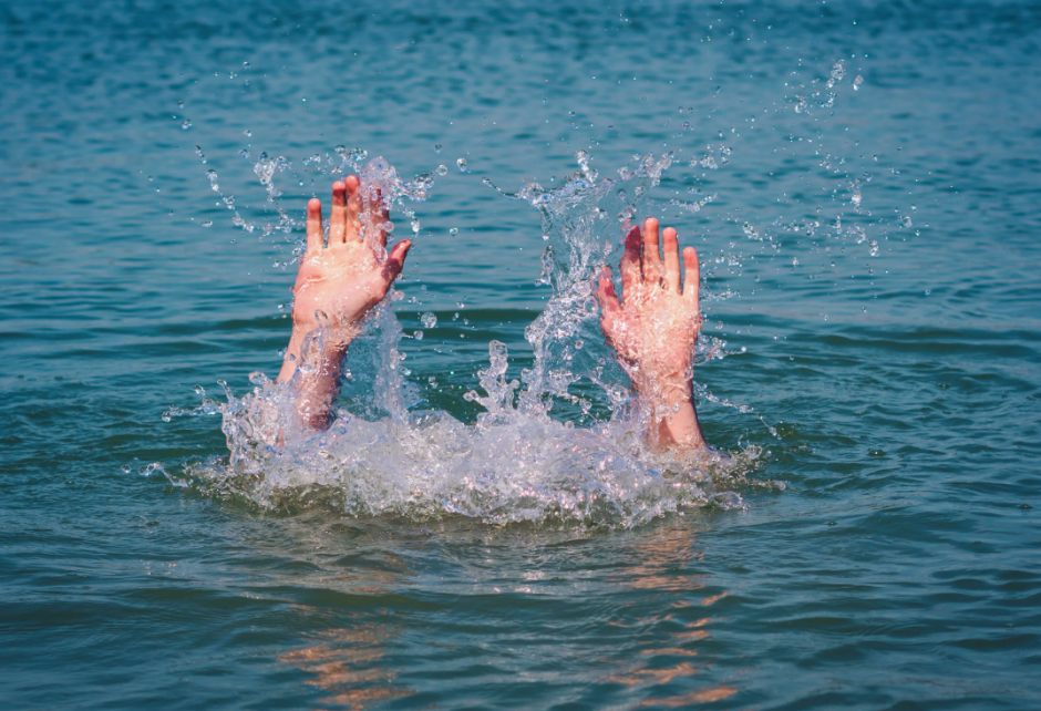 Как выглядит тонущий человек и как его спасти, чтобы самому не рисковать жизнью.png