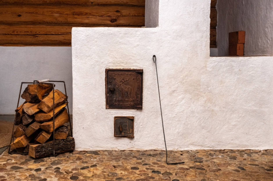 Девушка и деревенская хата в Ягодках 14.jpg