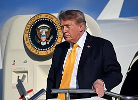 Трамп появился с заметно потемневшими волосами и вызвал обсуждение в соцсетях