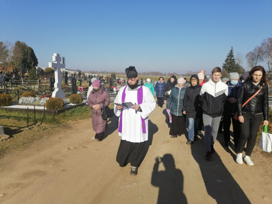 малітва за памерлых на могілках.jpg