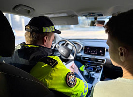 ГАИ пригрозила белорусам лишением прав и штрафами за обгон этих машин. Когда нужно останавливаться на обочине?