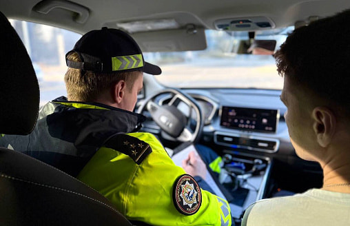 ГАИ пригрозила белорусам лишением прав и штрафами за обгон этих машин. Когда нужно останавливаться на обочине?