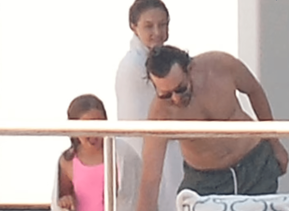 Брэдли Купера засняли за поцелуями на яхте с моделью Джиджи Хадид.png