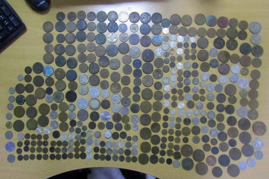 Белорус хотел ввезти из Польши около 500 старинных монет — спрятал их в подлокотнике и в обшивке двери.jpg