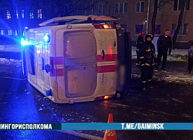 В Минске легковушка врезалась в скорую – та перевернулась