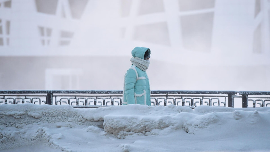 человек зимой в мороз на улице