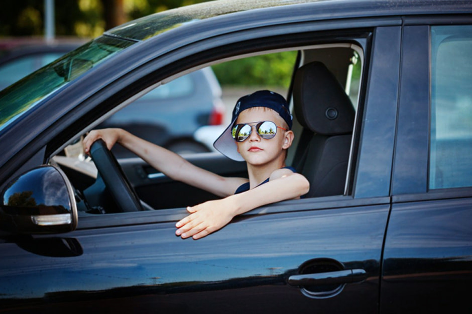 Ребенок за рулем машины