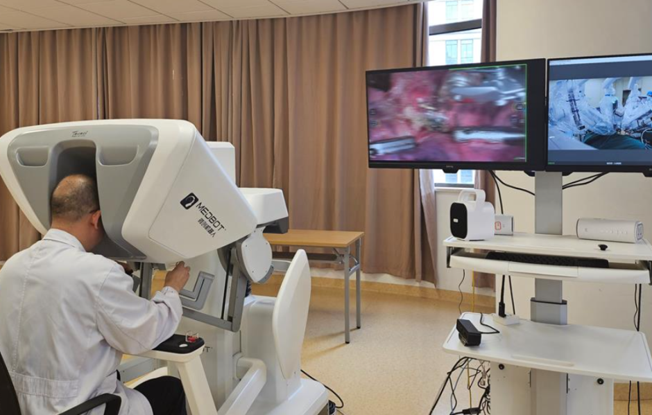 В Китае хирург прооперировал пациентку с расстояния в 5000 километров.png