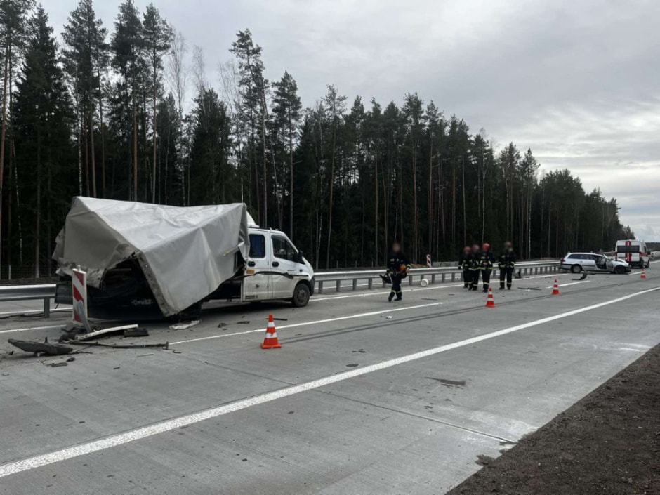 В Логойском районе Toyota врезалась в В Логойском районе Toyota врезалась в