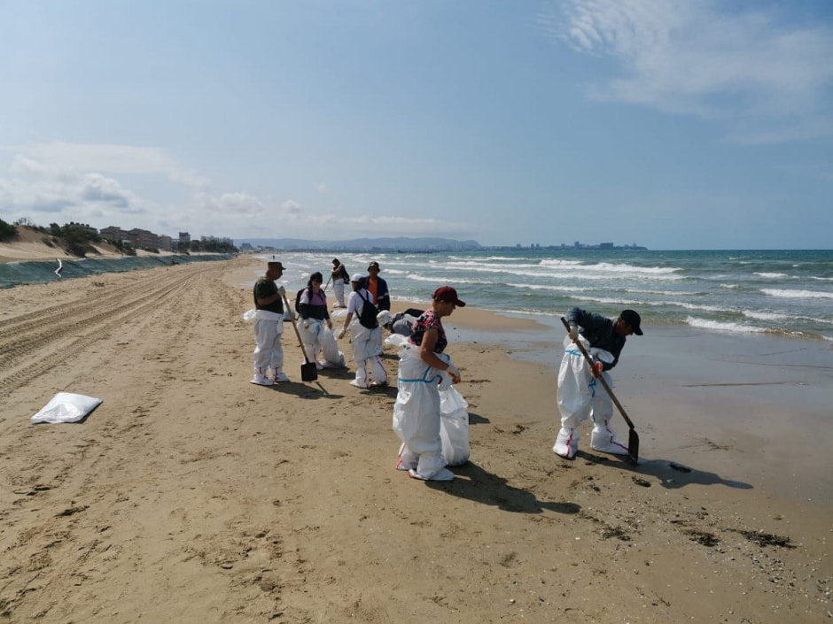 Анапа, волонтеры на пляже.jpg