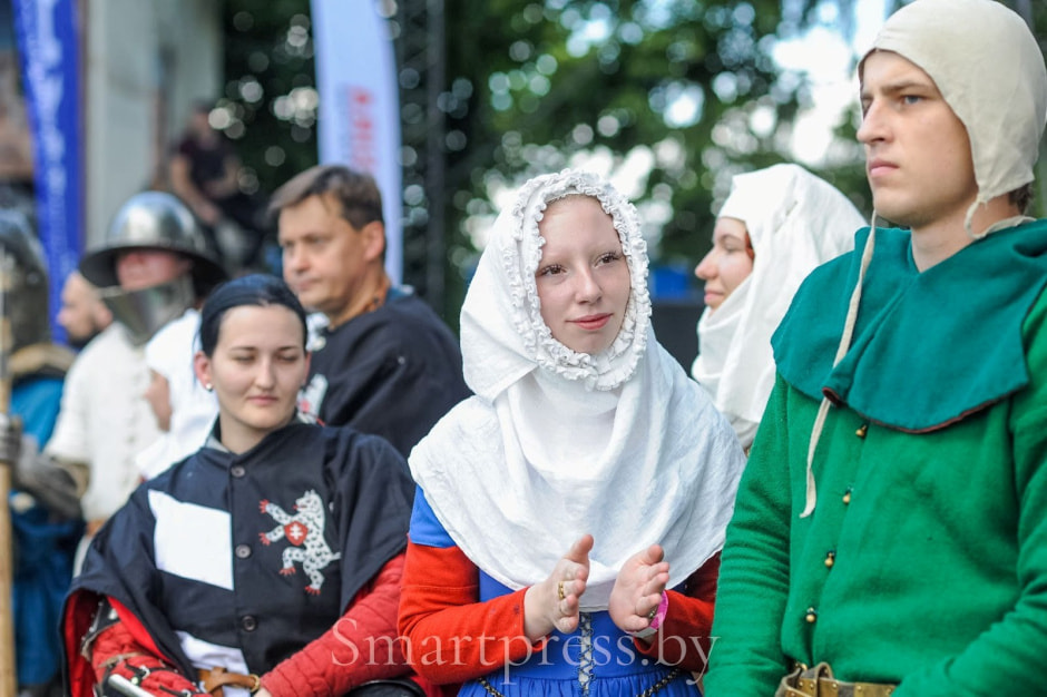 6-Участники клуба Снежный барс в костюмах которые они сшили своими руками.jpg