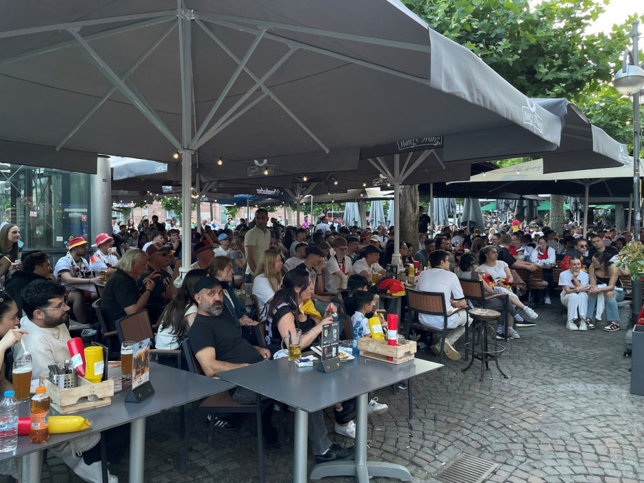 Антураж матча Германия-Швейцария 7.jpg