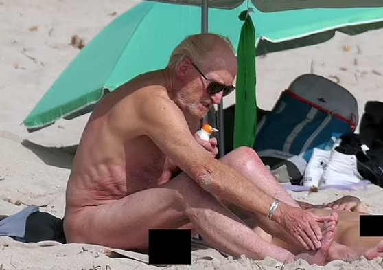 Главного Ланнистера папарацци засняли на нудистском пляже (2).PNG