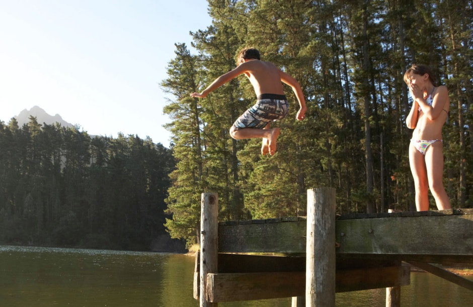 2-Дети прыгают в воду на природе.jpg