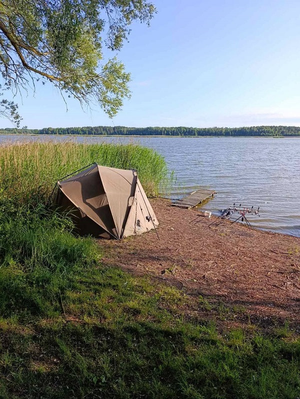 палатка на берегу.jpg