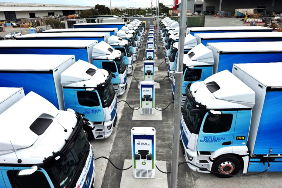 Электрогрузовики на зарядной станции