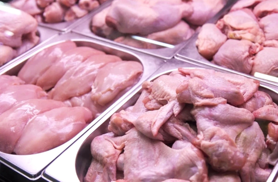 Курица на прилавке