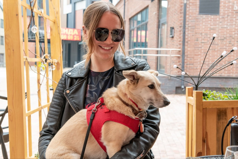 6-Художница и скульптор Анна Дыдышко и ее собака Мышка.jpg