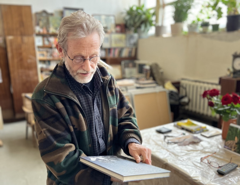 Слаук с книгой.jpeg