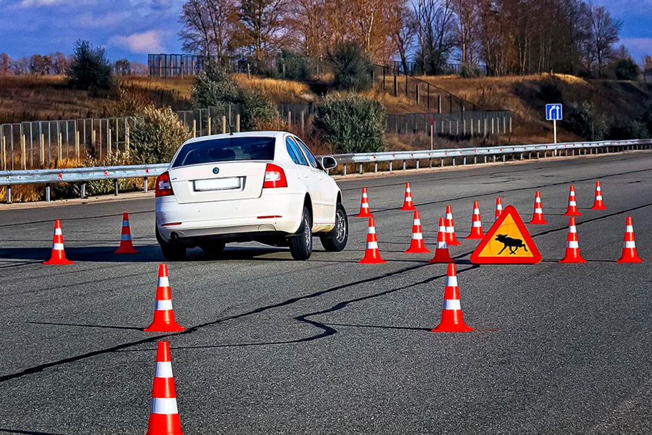 Автомобиль на автодроме