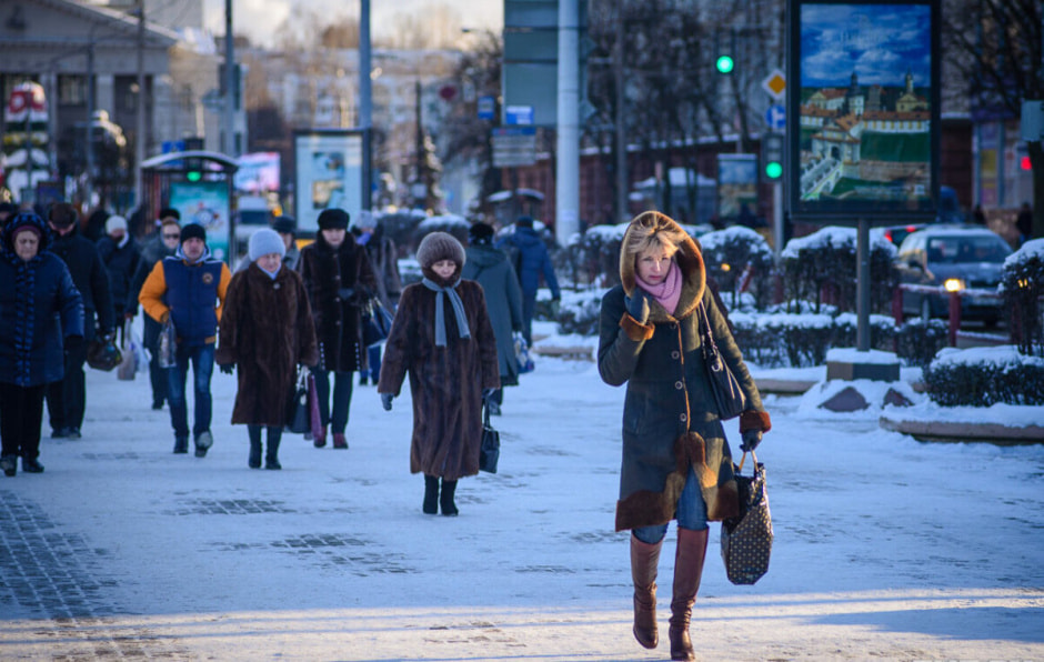 люди идут в морозную погоду