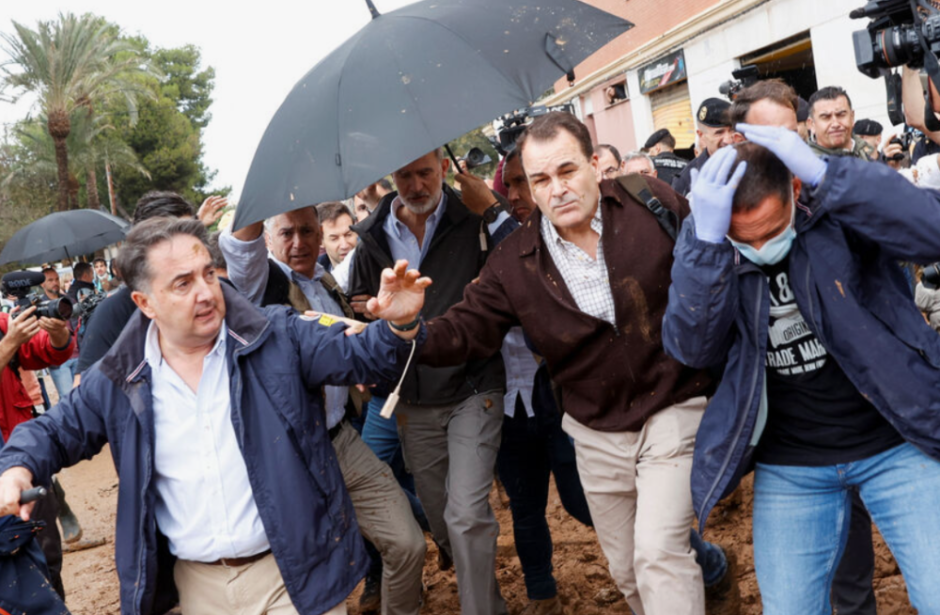 Короля и королеву Испании в Валенсии закидали грязью — видео.png