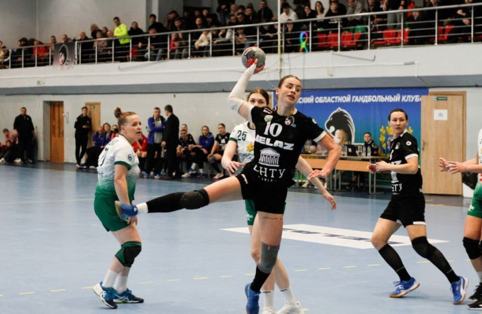 Гомель БНТУ-БЕЛАЗ в атаке Михалина Кучеренко.jpg