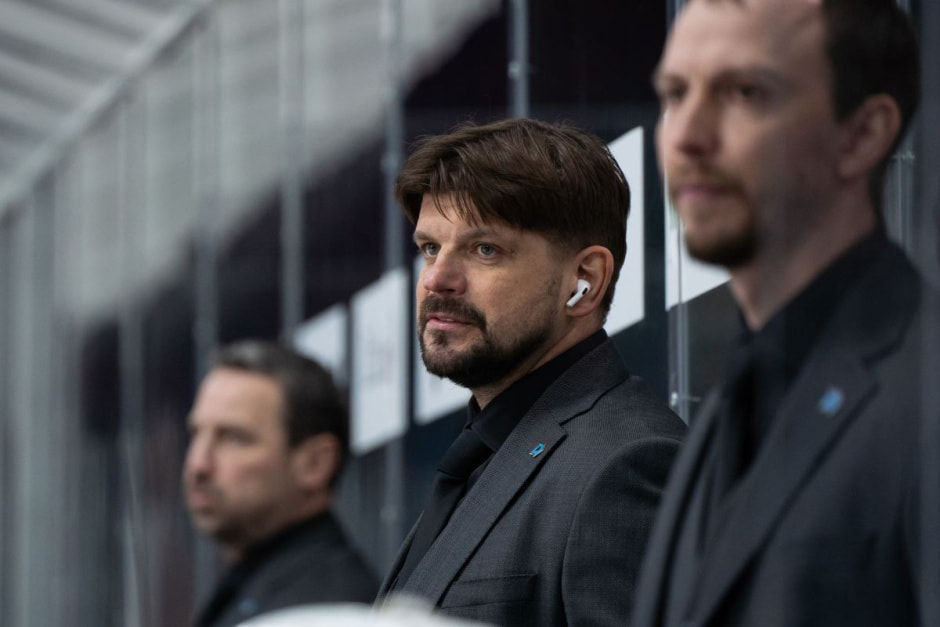 На тренерском мостике Андрей Михалев.jpg