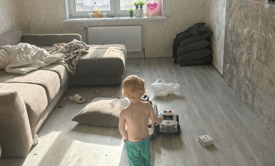 ребенок один в квартире