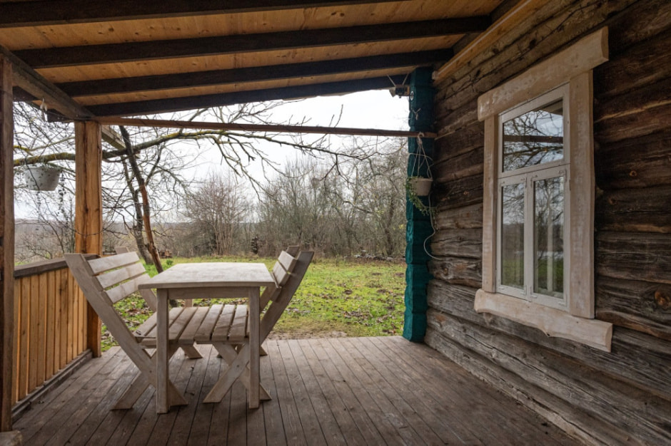 Девушка и деревенская хата в Ягодках 11.jpg