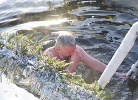 Окунались в прорубь и соревновались в плавании: как отмечали Крещение под Минском