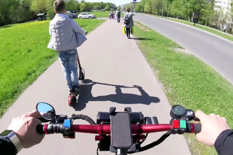 Ребенок на самокате