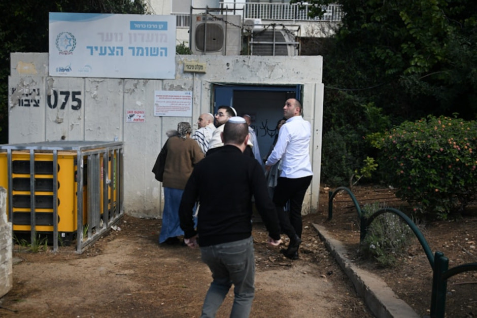 Израильтяне входят в подземное убежище в Хайфе, фото Reuters