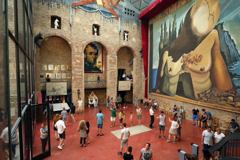 Могила Дали, расположенная в Театре-музее Дали в Фигерасе, Испания