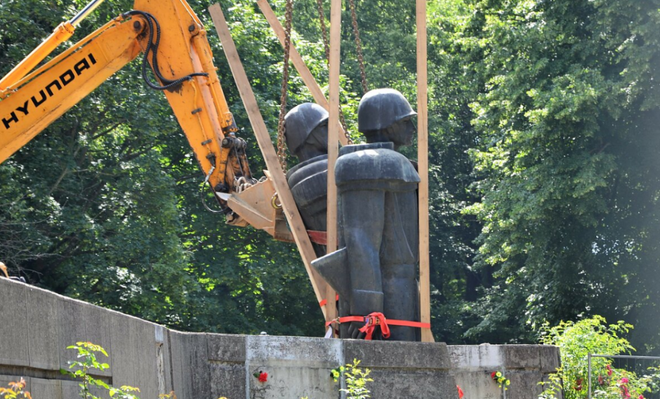 Демонтаж монумента в Клайпеде 2.png