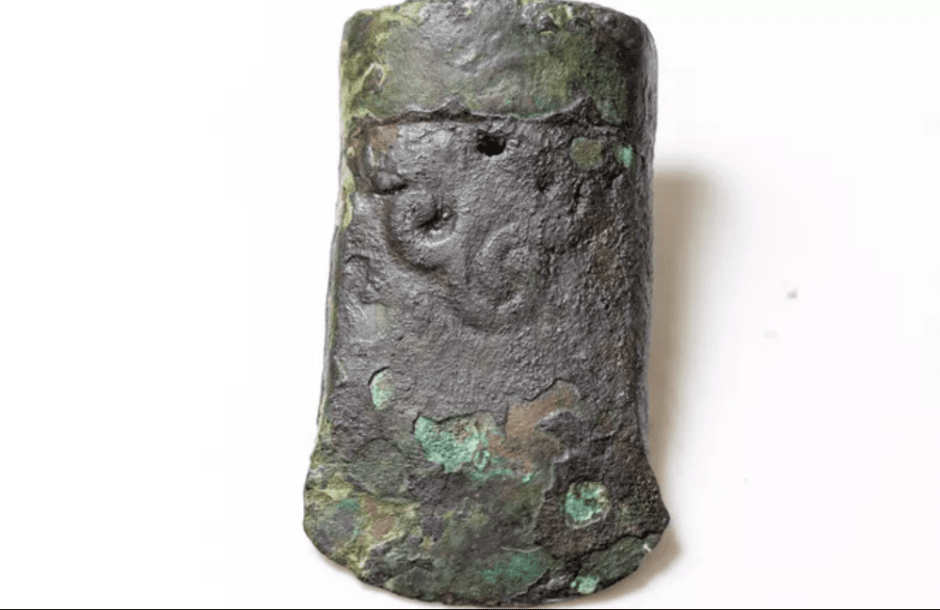 Бронзовый топорик-кельт с растительным орнаментом