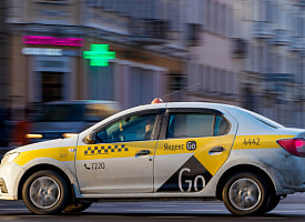 Можно на коленях или со своим автокреслом: в МВД пояснили, как перевозить детей в такси