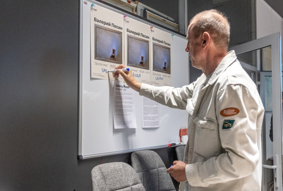 Художник Валерий Песин в галерее SmART 26.jpg