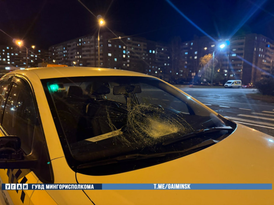 Таксист не пропустил пешеходов — 12-летняя девочка вместе с матерью попали под колеса Volkswagen.jpg