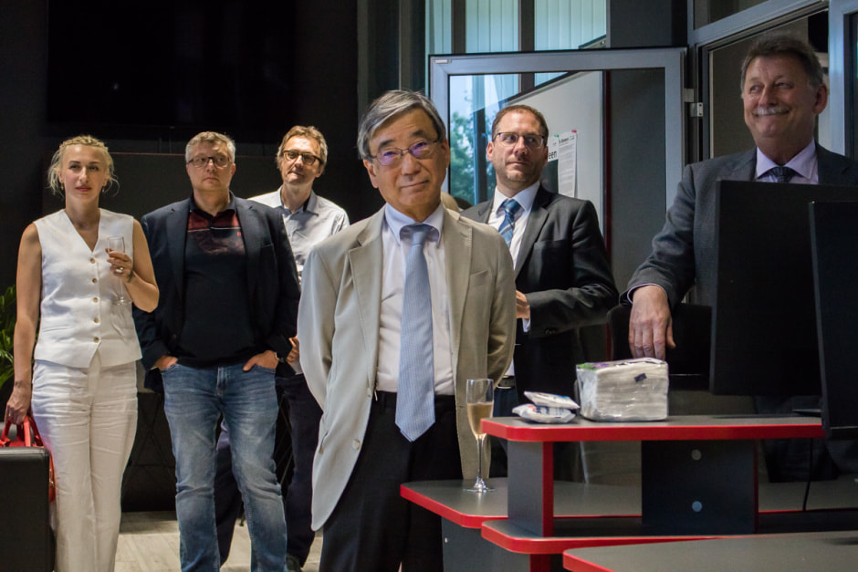 Идеальная подпись под фото: «12 (ну ладно 5) друзей Оушена» (посла Японии Хироки Токунага).jpg