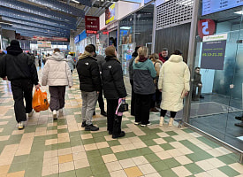 Сколько белорусов в очередях у обменников? Доллар стал еще дешевле на торгах 24 февраля