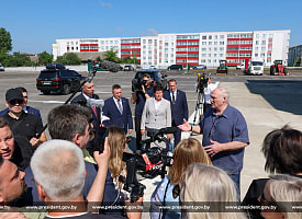 “Люди очень нужны”. Лукашенко предложил приглашать рабочих из Узбекистана семьями