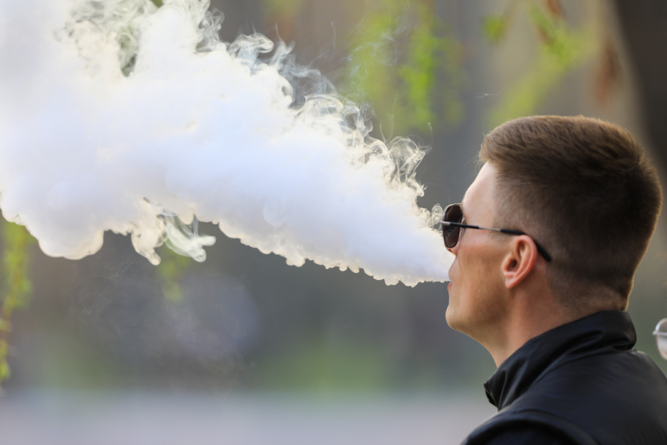 мужчина дым.png