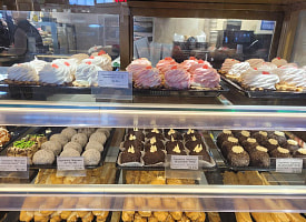 Сходили на Комаровку за десертом: нашли зефир с ароматом жасмина и настоящие домашние торты