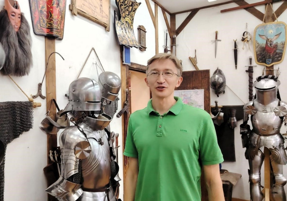 Эксперт по средневековому оружию 1_Сергей Павлов.jpg