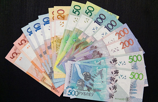 Этим белорусам государство выплатит весной до 5000 рублей матпомощи – постановление правительства