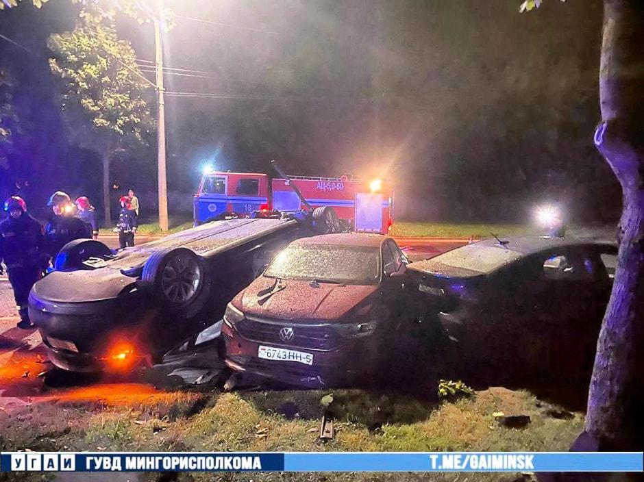 В Минске Tesla ночью врезалась сразу в пять припаркованных авто (3).jpg