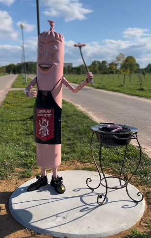 Скульптура Сосиска в Жлобине.png